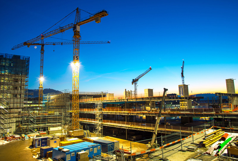 Panorama Foto einer Großbaustelle in der Hauptstadt bei Nacht