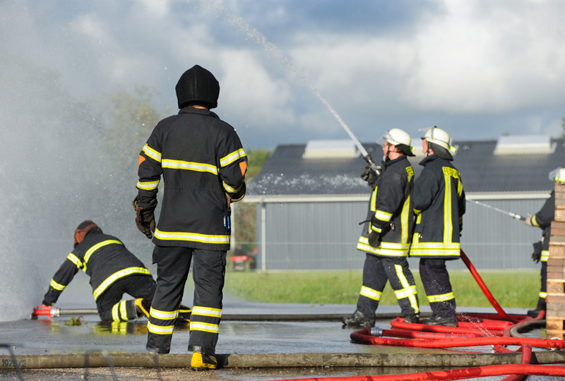 Szenisches Foto von Personen im Löscheinsatz zur Illustration der Leistungen im Bereich Brandschutz