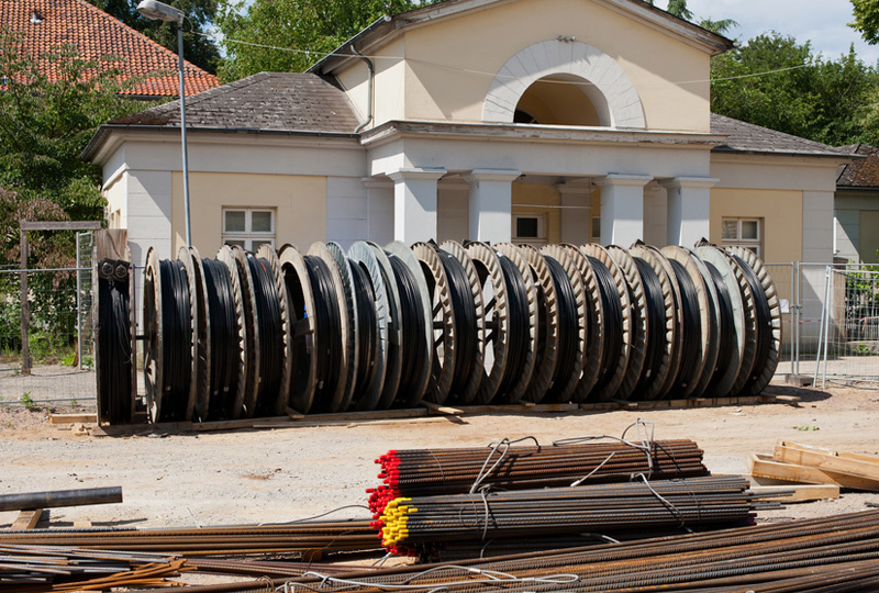 Das Foto zeigt Kabelrollen auf einer Baustelle. Illustriert wird hiermit das Problem des Kabeldiebstahls.
